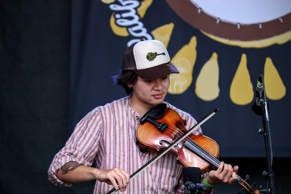 Fiddle player with hat
